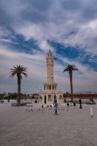 Ilustrasi cara mengurangi perut begah saat puasa.